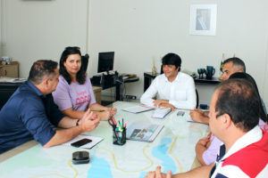 Veras intermedia reunião entre o Administrador do Lago e representantes de feira de artesanato. Foto: Anna Cléa Maduro
